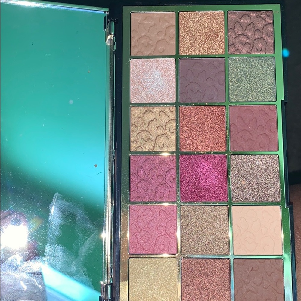 Makeup revolution Eyeshadow pallet .